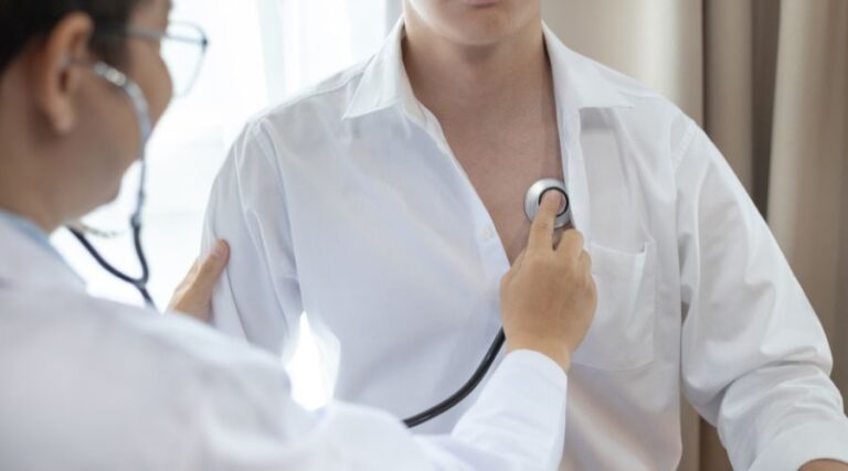 Médecin qui examine un client pour obtenir une assurance vie entière