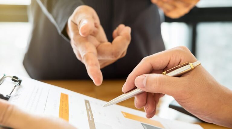 Courtier d'assurance vie permanente avec participation qui montre au client où signer