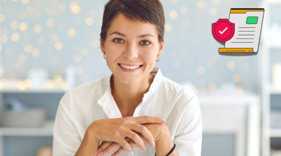 Femme souriante avec une illustration de contrat d'assurance vie permanente avec participation