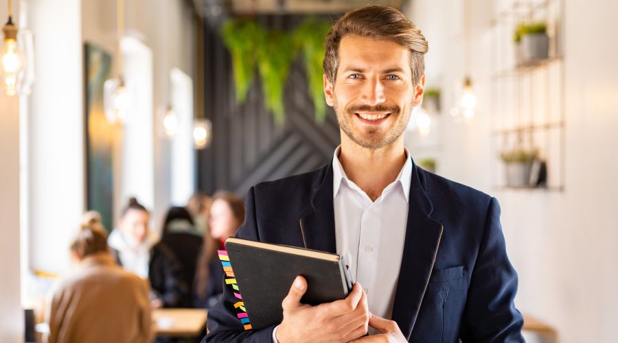 Courtier d'assurance vie participative tenant des documents et souriant