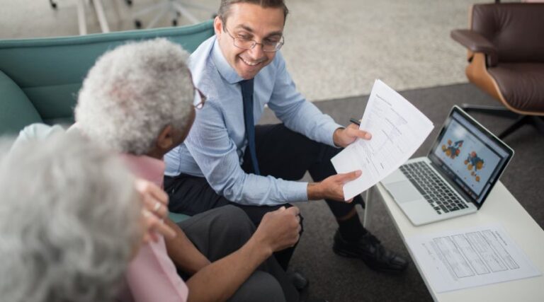 Conseiller en assurance vie avec dividende avec un couple de clients